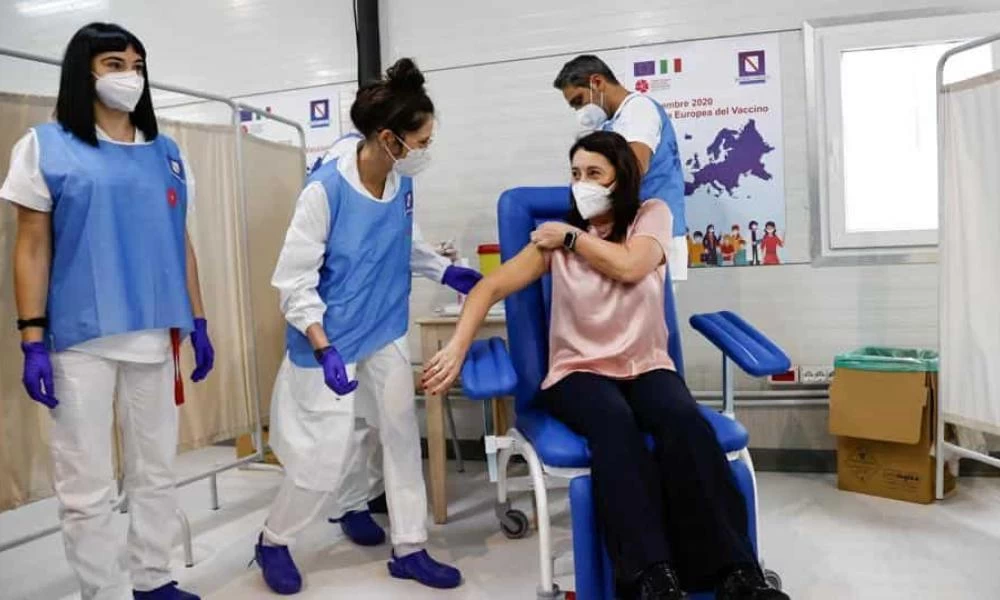 Δεν κάνουν πίσω οι Ιταλοί στην απαγόρευση εξαγωγής εμβολίων